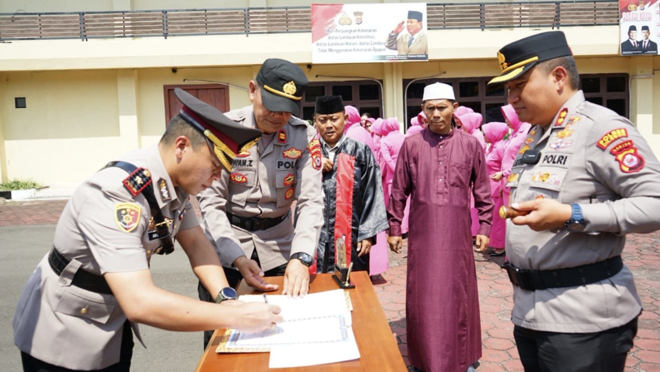 Kapolres Cilegon AKBP Martua Silitonga saat memimpin sertijab Wakapolres dan Kasat Narkoba. (Foto: Istimewa)