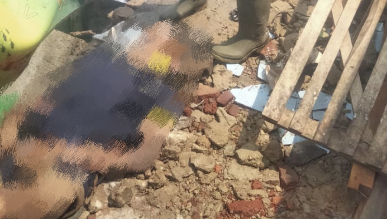 Salah satu korban yang tewas terimpa reruntuhan bangunan di Kampung Lapak Sukmajaya, Kecamatan Jombang, Kota Cilegon. (Foto: Tangkapan layar)