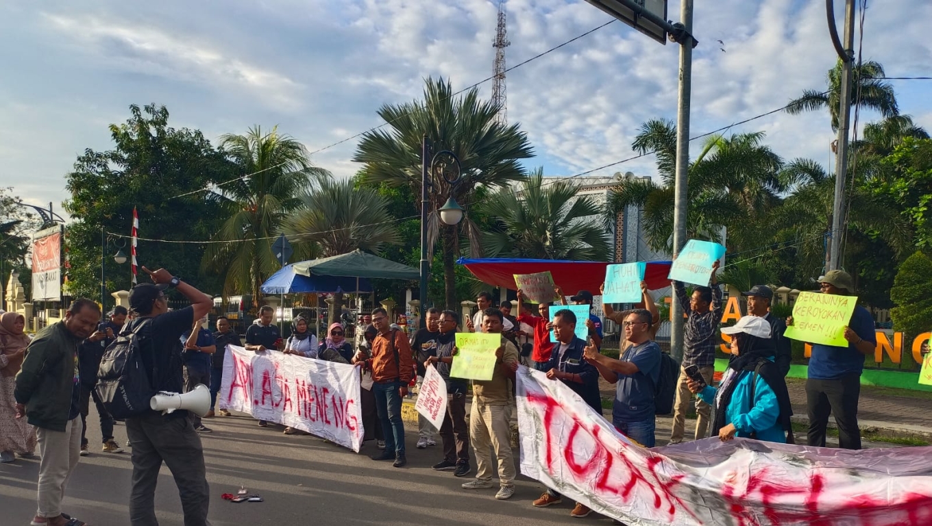 Suasana aksi solidaritas puluhan wartawan di Kota Cilegon. (Foto: Arie/BabeBanten.com)