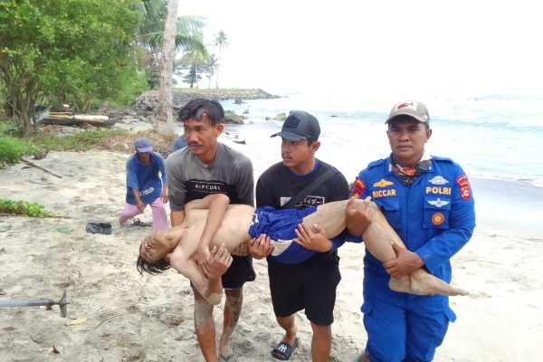 Dua Orang Terseret Ombak di Pantai Cinangka Serang, Satu Selamat dan Satu Hilang