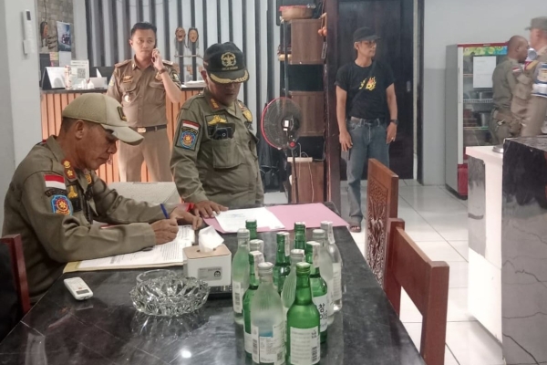 Langgar Perda, Satpol PP Cilegon Sita Ratusan Botol Miras Dari Tempat Hiburan Merpati