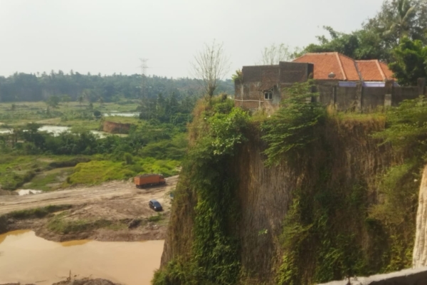 Rumah Warga di Curug Kepuh Bagendung Cilegon Terancam Longsor Akibat Tambang Pasir