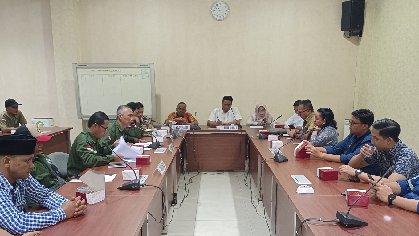 RDP antara Komisi II DPRD Kota Cilegon dengan Komunitas Welder Banten Bersatu (KWBB), PT Chandra Asri Pasific (CAP) dan Dinas Tenaga Kerja (Disnaker) Kota Cilegon. (Foto: Arie/BabeBanten.com) 