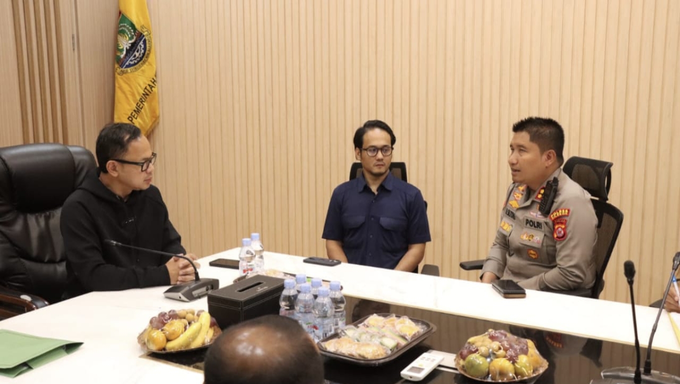 Kapolres Cilegon AKBP Martua Silitonga saat melakukan memaparkan dihadapan Wamendagri Arya Bima. (Foto: Istimewa)