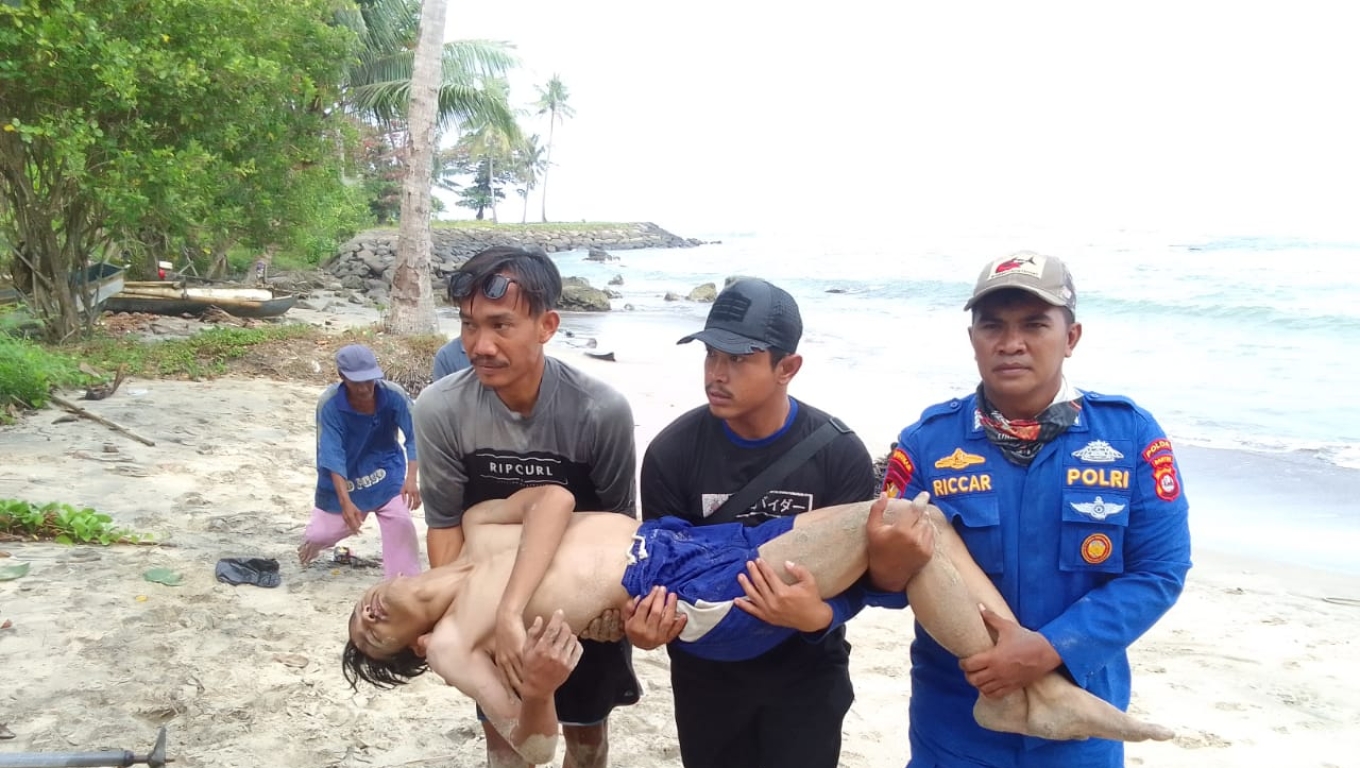 Petugas mengevakuasi korban selamat yang terseret ombak di Cinangka, Kabupaten Serang. (Foto: Istimewa)