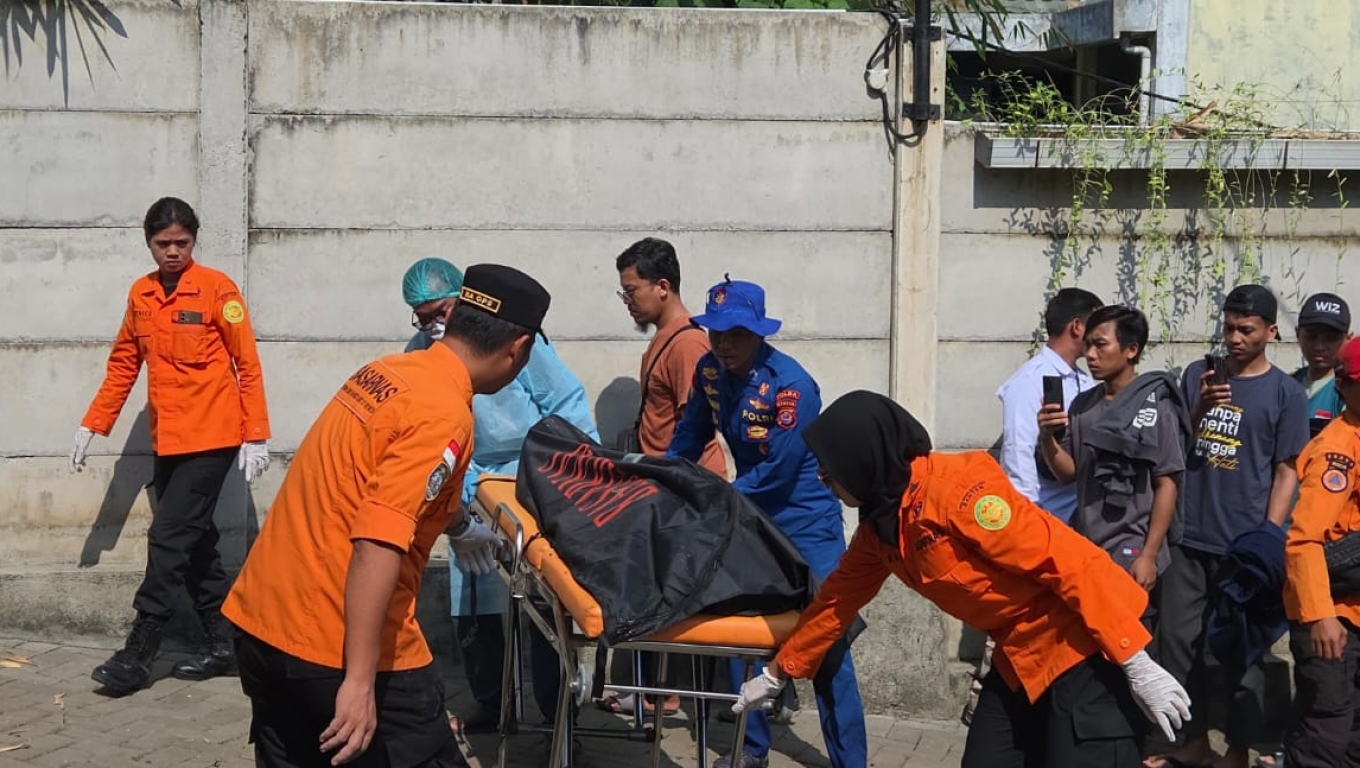Tim SAR saat melakukan evaluasi korban yang tenggelam di Pantai Cibaru Anyer, Kabupaten Serang. (Foto: Istimewa)