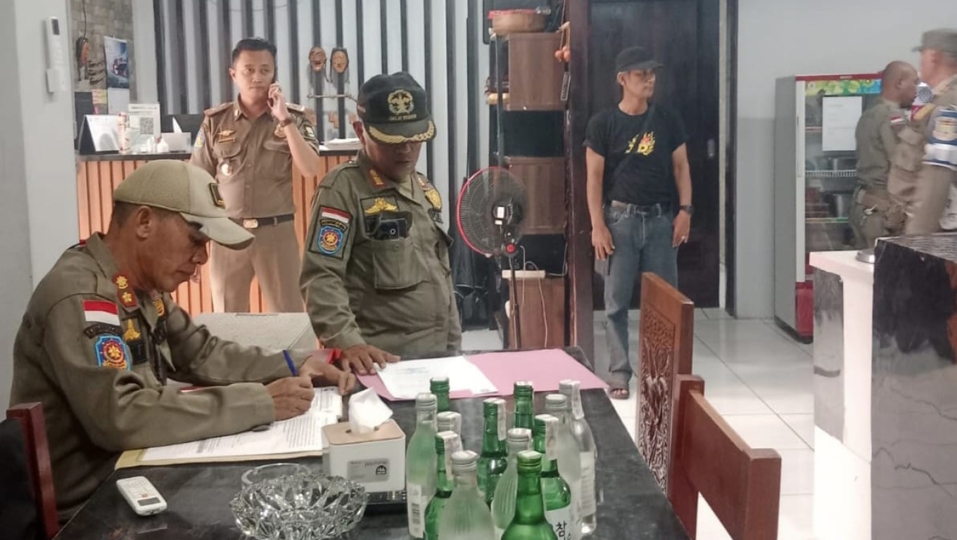 Petugas Satpol PP Cilegon saat merazia tempat hiburan malam Merpati Merak. (Foto: Istimewa)