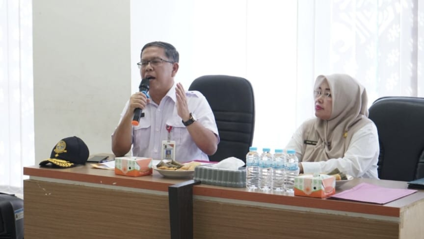 Kepala Dinas Perhubungan Kota Cilegon, Heri Suheri dan Kepala DPMPTSP Kota Cilegon, Hayati Nufus saat  melakukan sosialisasi izin usaha pengelola parkir. (Foto: Istimewa) 