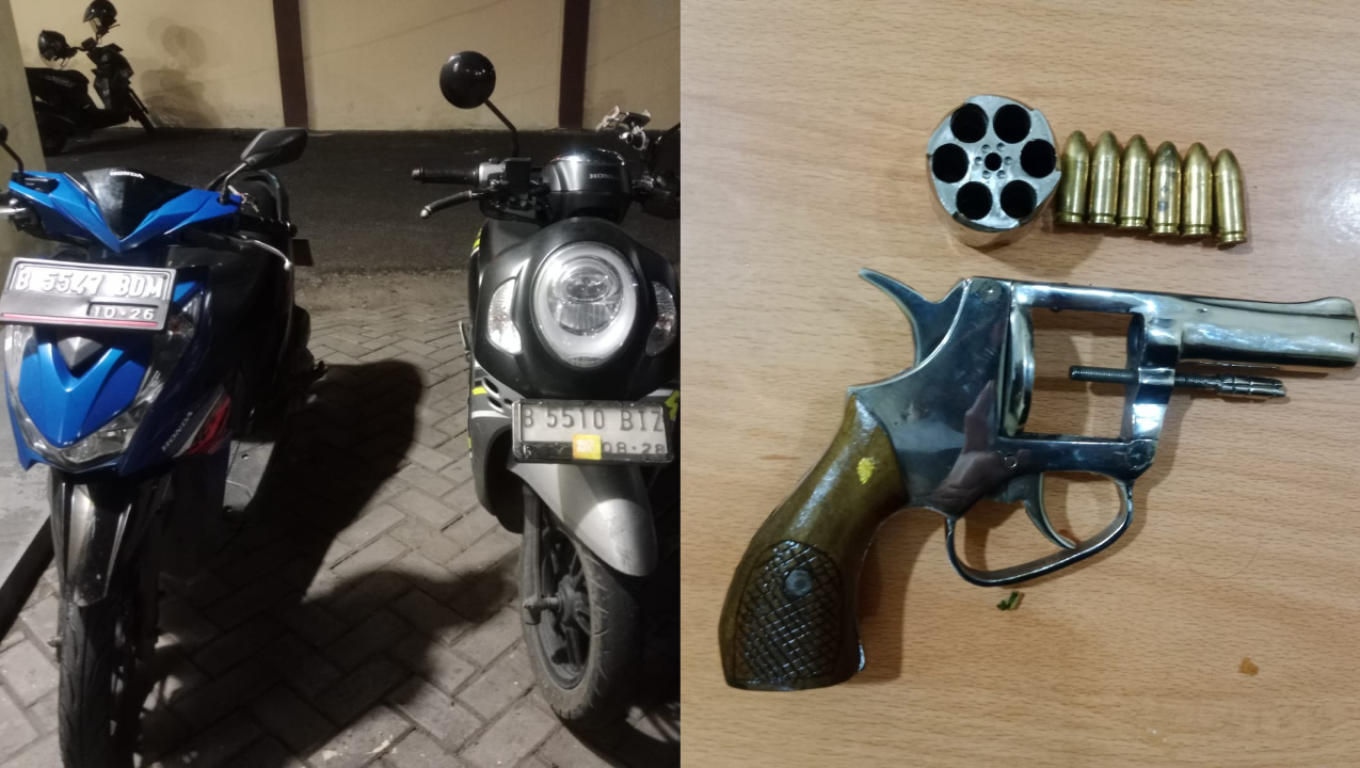 Barang bukti dua unit sepeda motor dan senpi yang diamankan Polsek Pelabuhan Merak. (Foto: Istimewa)