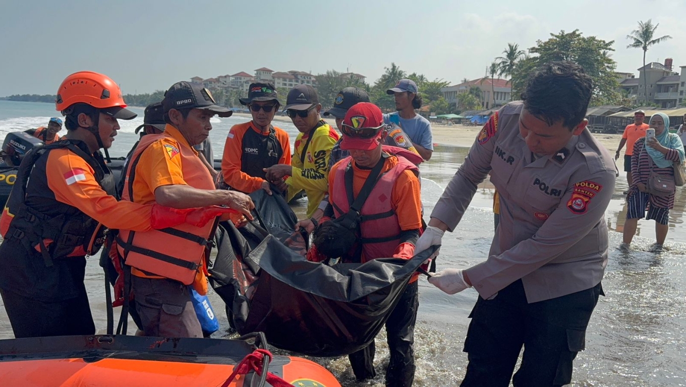 Tim SAR gabungan saat mengevakuasi jenazah remaja yang terseret ombak di pantai Cinangka, Kabupaten Serang. (Foto: Istimewa)