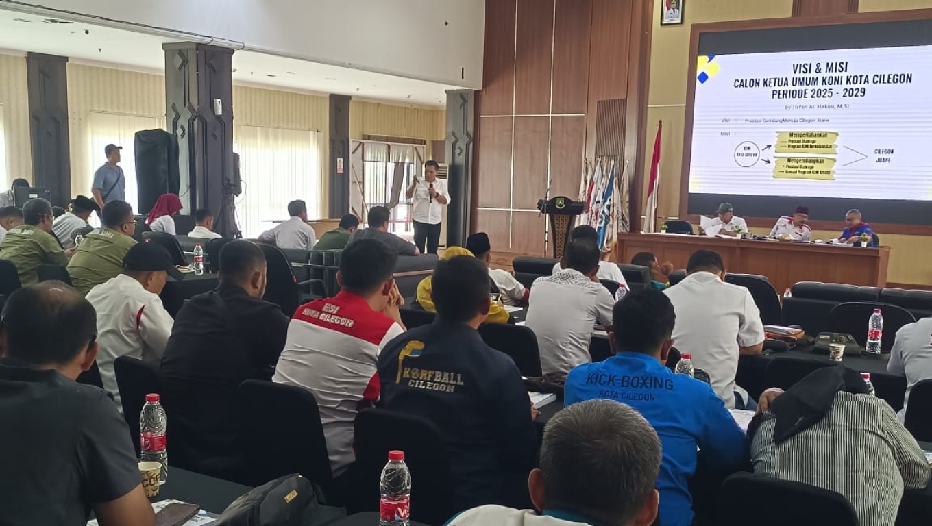 Ketua KONI Kota Cilegon, Irfan Ali Hakim saat menyampaikan sambutan dalam Musorkot di Aula Kominfo Kota Cilegon. (Foto: Arie/BabeBanten.com)