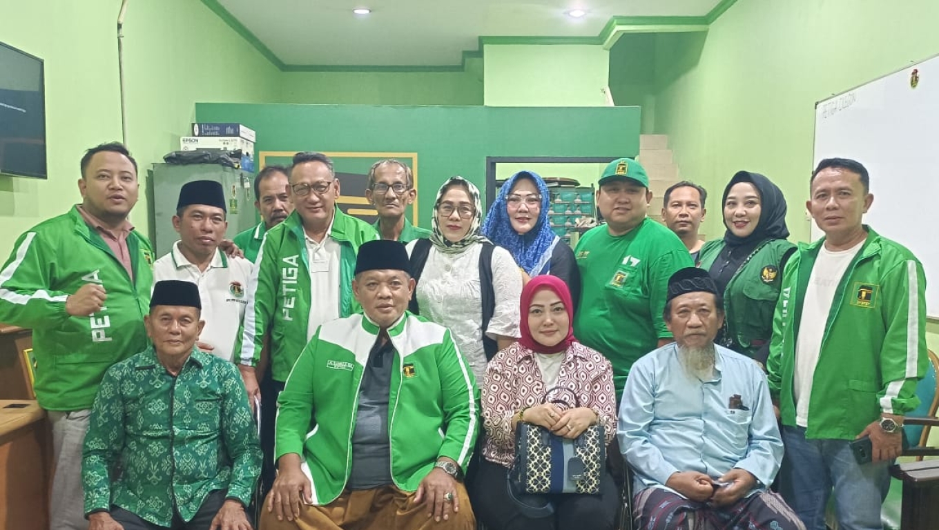 Ketua DPC PPP Kota Cilegon, Sahruji foto bersama dengan jajaran pengurusnya usai memaparkan seluruh proses yang sesungguhnya terjadi dalam jalannya Muktamar X PPP di Sekretariat DPC PPP Cilegon, Senin (29/9/2025) malam. (Foto: BabeBanten) 