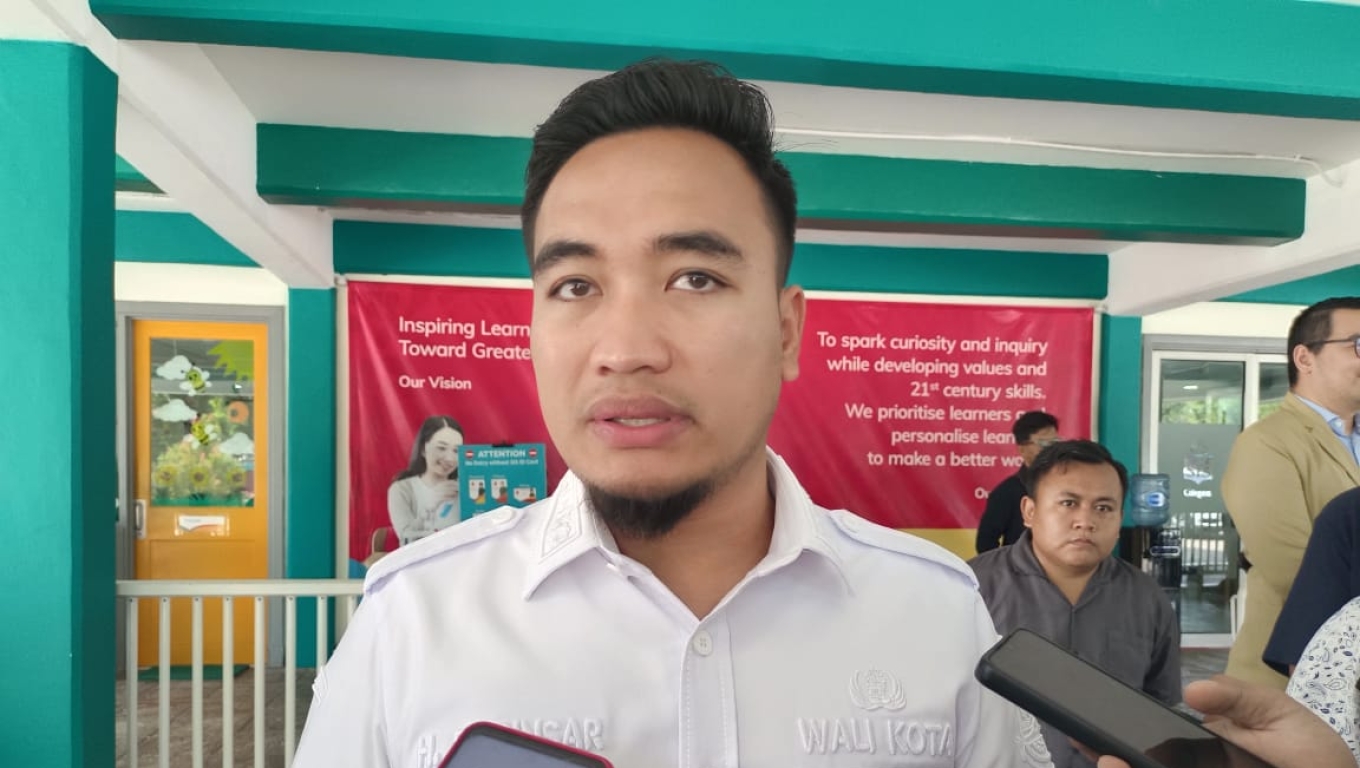 Walikota Cilegon Robinsar saat memberikan keterangan kepada wartawan. (Foto: Arie/red)