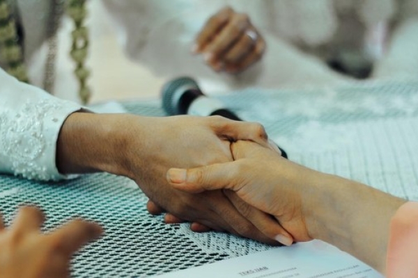 Viral Pernikahan Pria 74 Tahun dengan Gadis 24 Tahun Dengan Mahar Cek 3 Miliar, Cek Diduga Palsu