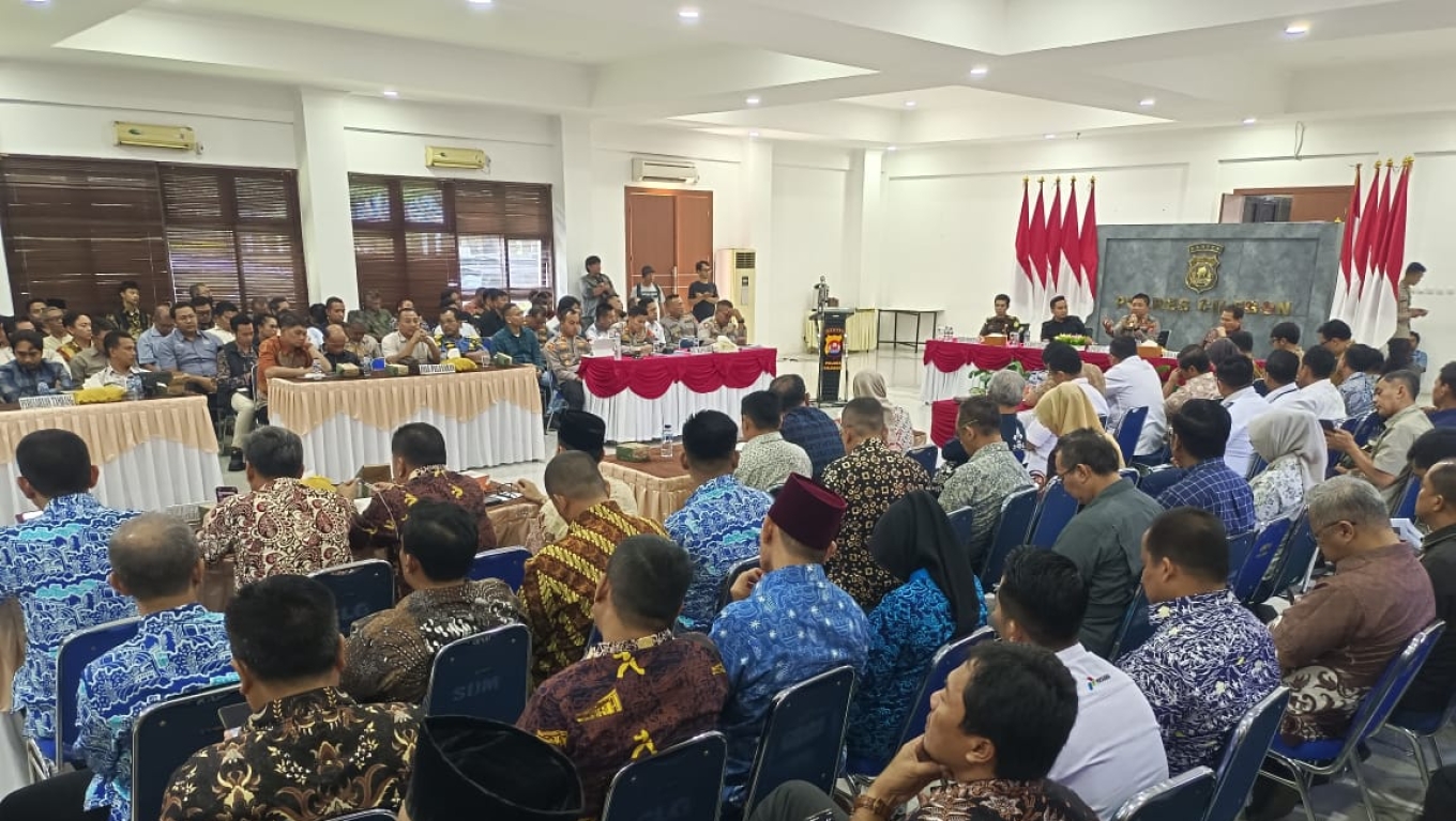 Kapolres Cilegon AKBP Martua Silitonga saat memimpin rapat terkait pembatasan jam operasional kendaraan di sepanjang jalur Cilegon Timur dan Jalang Lingkar Selatan. (Foto: BabeBanten)