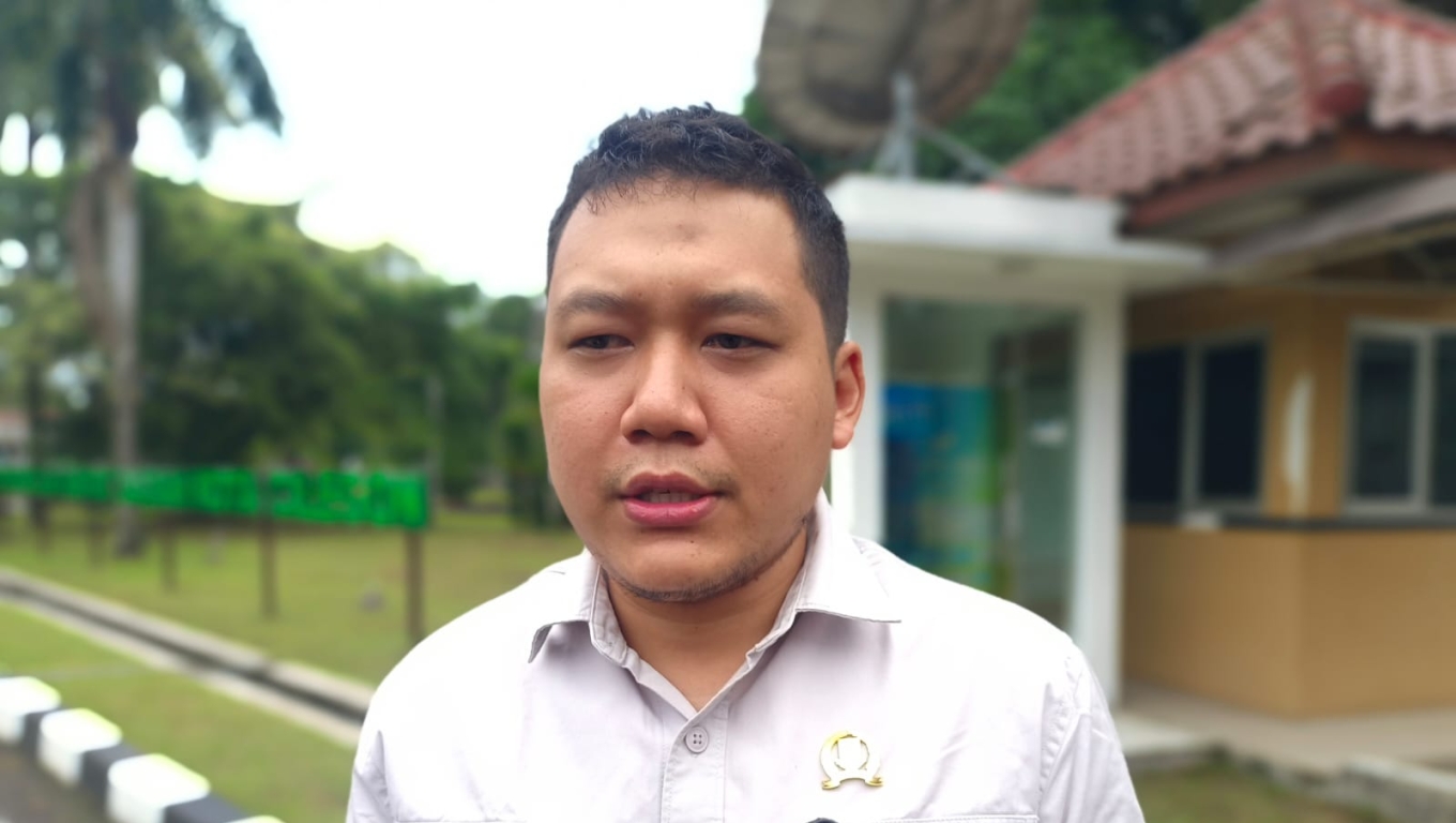Ketua DPRD Kota Cilegon, Rizki Khairul Ichwan saat memberikan keterangan kepada wartawan. (Foto: Arie/BabeBanten)
