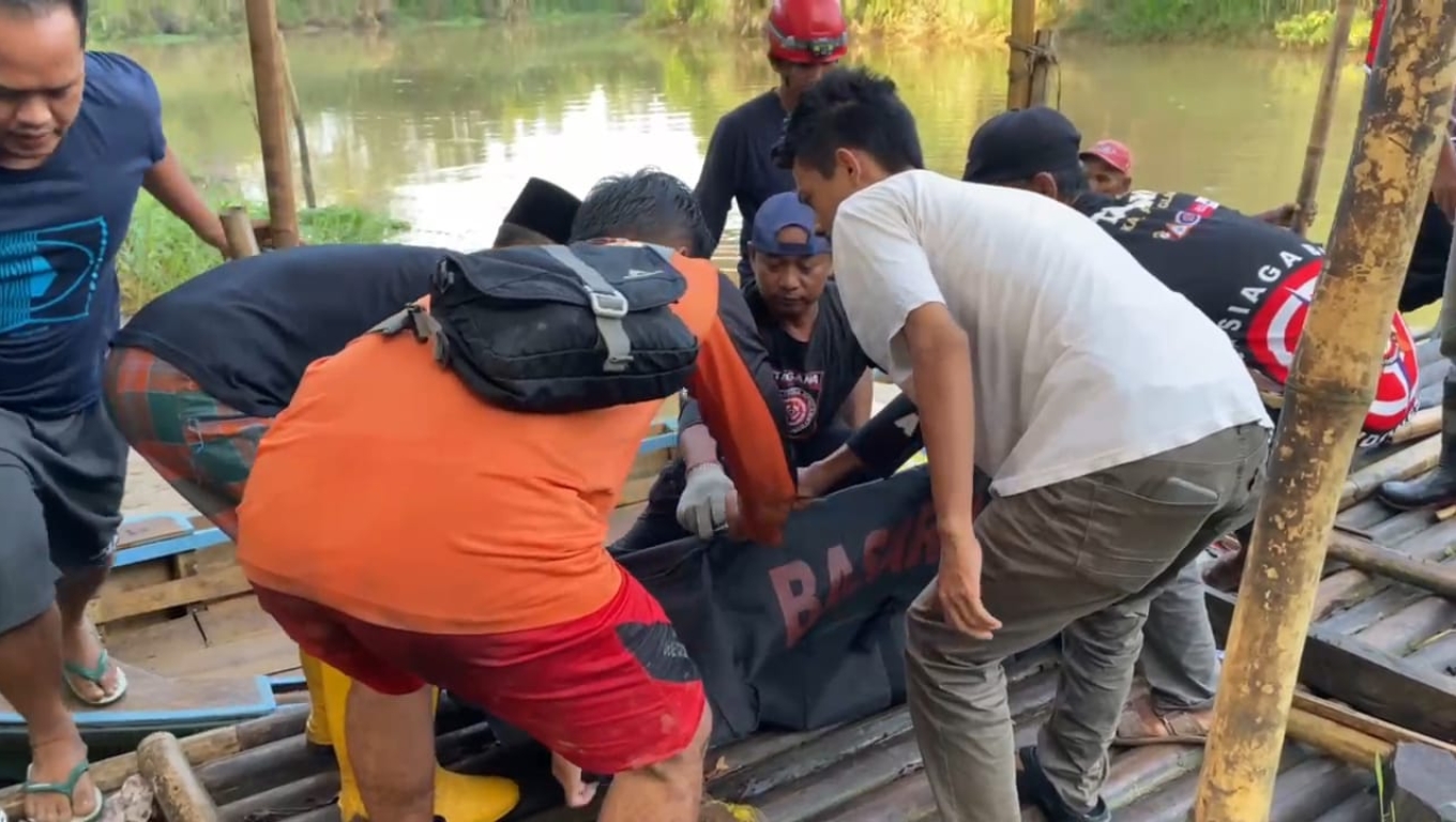 Tim SAR saat melakukan evakuasi dua bocah tenggelam yang ditemukan meninggal di Pandeglang, Banten. (Foto: Istimewa)