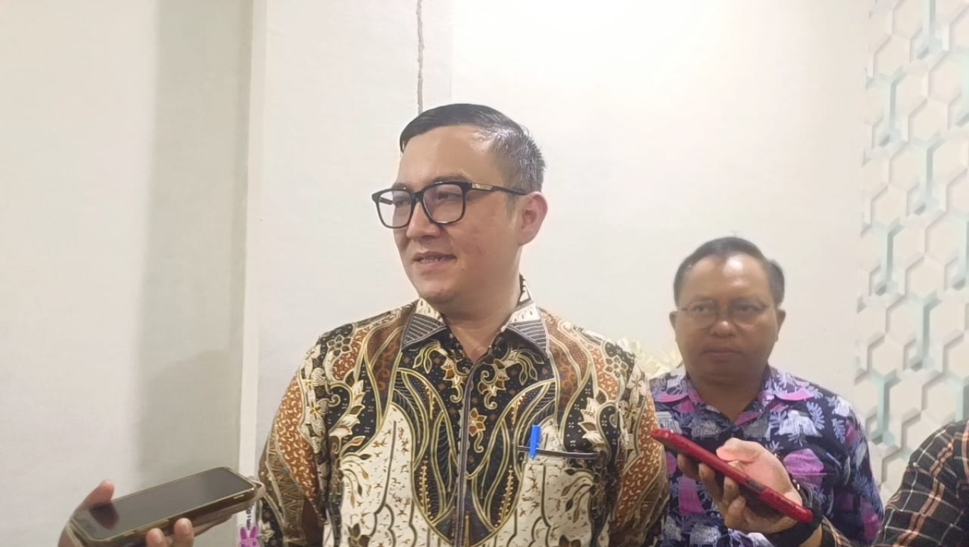 Plt Kepala Dinas Pemberdayaan Masyarakat dan Desa (DPMD) Provinsi Banten, Berly Rizki Natakusumah saat memberikan keterangan kepada wartawan. (Foto: BabeBanten)