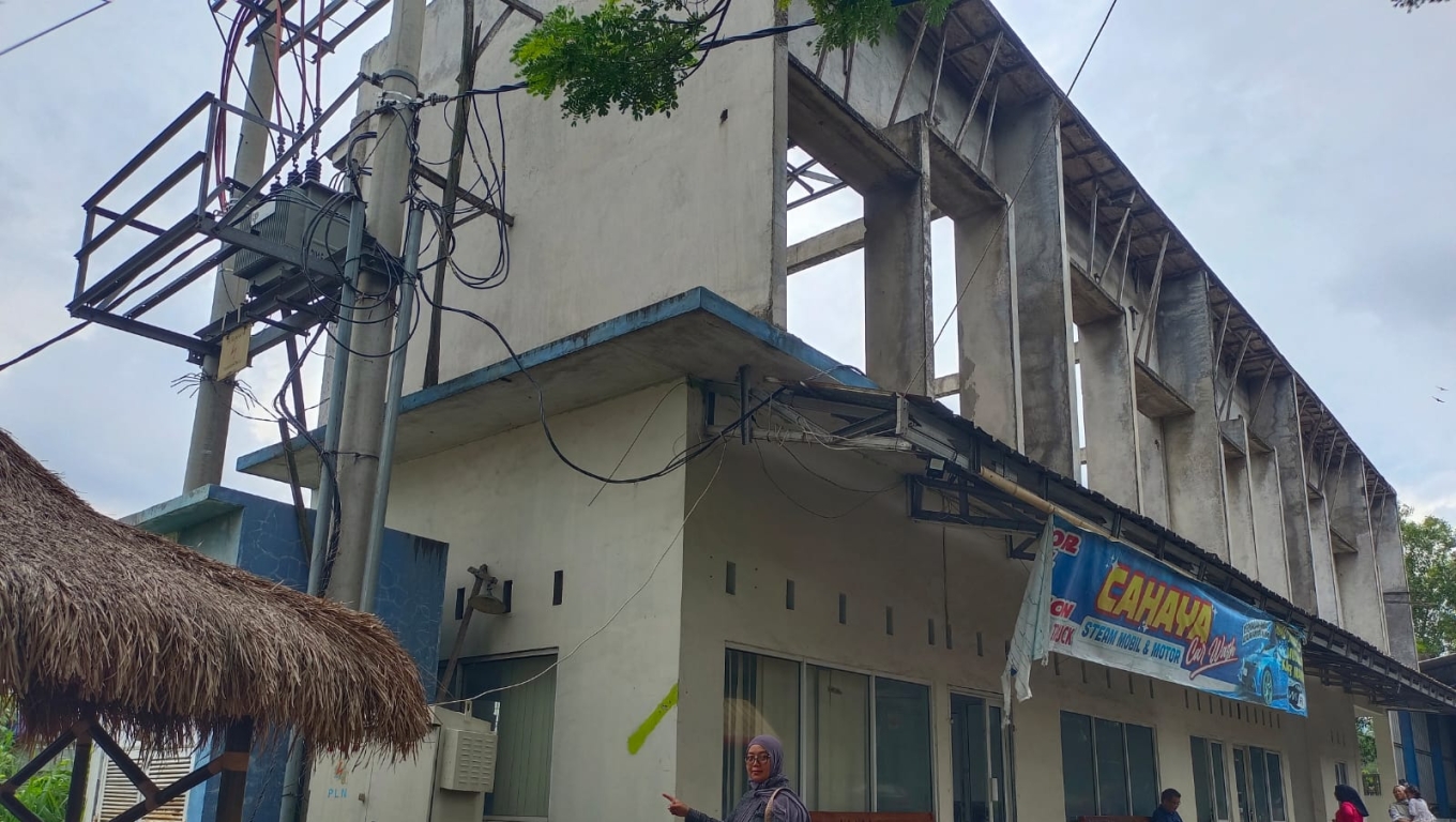 Gardu listrik yang berdiri di atas lahan wargan dan berdekatan dengan bangunan ruko di Jalan Lingkar Selatan. (Foto: BabeBanten)