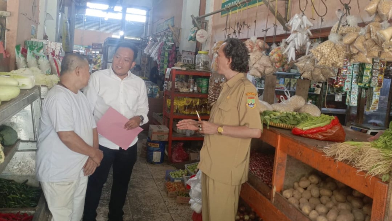 Petugas Polres Cilegon saat memantau harga beras di Pasar Blok F. ( Foto: Istimewa)