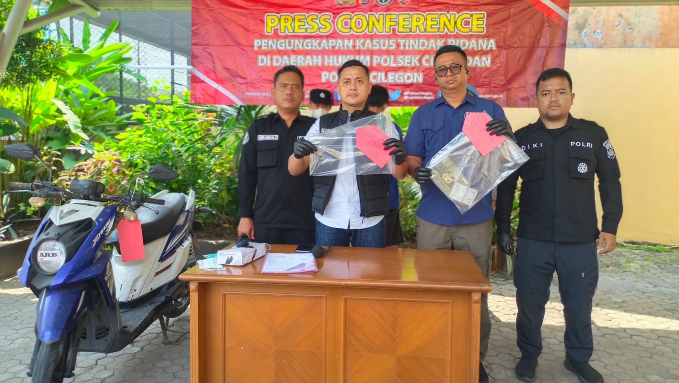 Panit 1 Reskrim Polsek Ciwandan, Ipda M Suharya saat menunjukan barang bukti kepada wartawan. (Foto: BabeBanten)