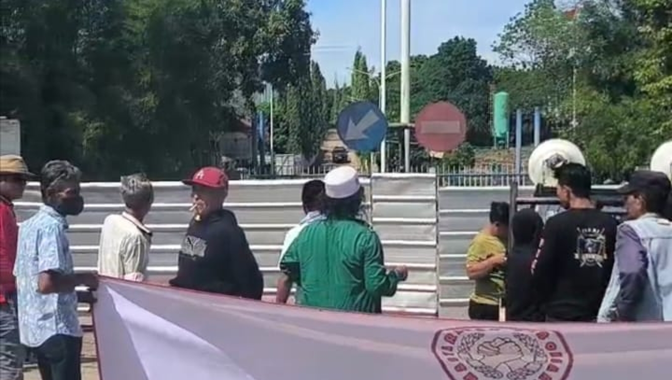 Warga saat melakukan aksi unjuk rasa di depan PT KTI. (Foto: BabeBanten)