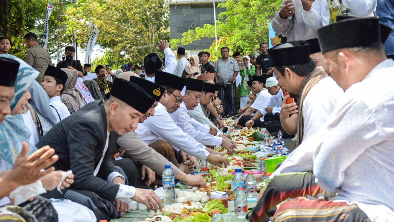 Suasana acara makan bersama dalam rangka memperingati hari santri. (Foto: Babebanten) 