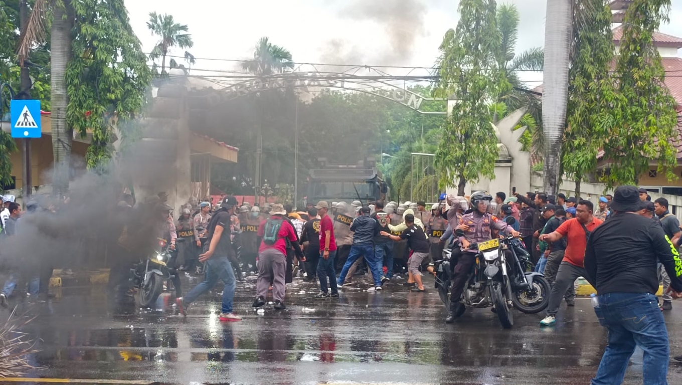 Simulasi penanganan aksi unjuk rasa anarkis di DPRD Kota Cilegon. (Foto: Arie/BabeBanten)