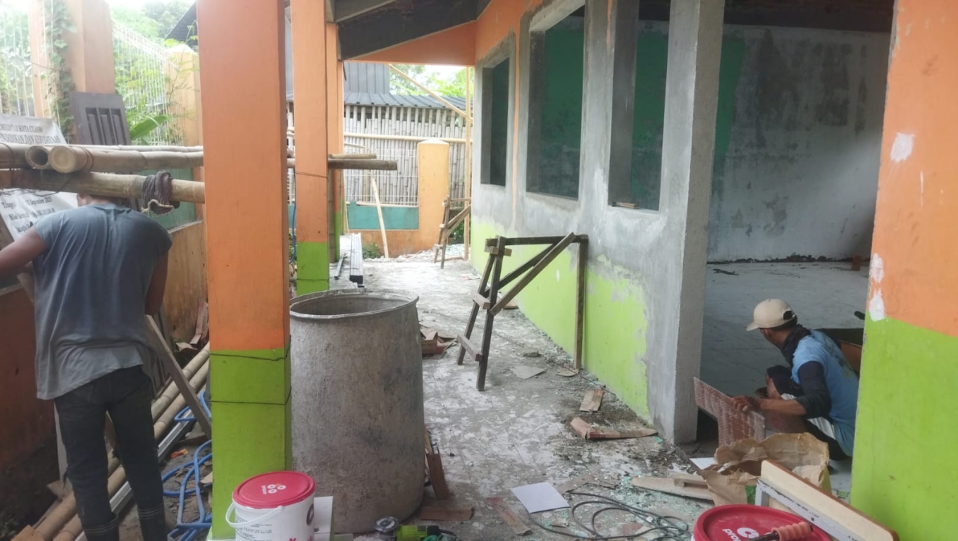 Ruang kelas di SD Negeri Taman Baru 1 Cilegon yang sedang direhabilitasi. (Foto: BabeBanten)