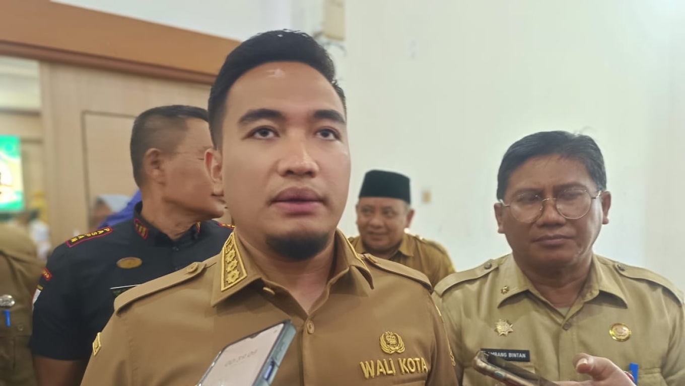 Walikota Cilegon Robinsar saat memberikan keterangan kepada wartawan. (Foto: BabeBanten)