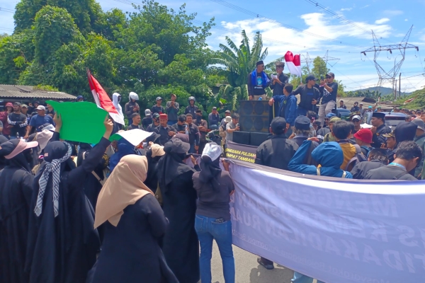 Pemerintah Tak Tegas Soal Truk Tambang, Masyarakat Bojonegara - Pulampel Blokir Akses Cilegon Timur