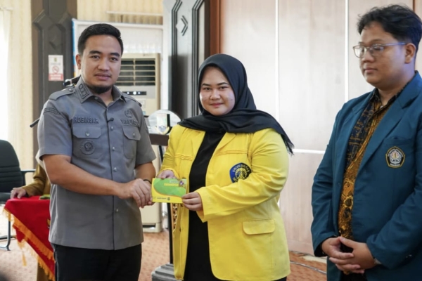 Walikota Robinsar Salurkan Langsung Beasiswa Cilegon Juare untuk 511 Mahasiswa
