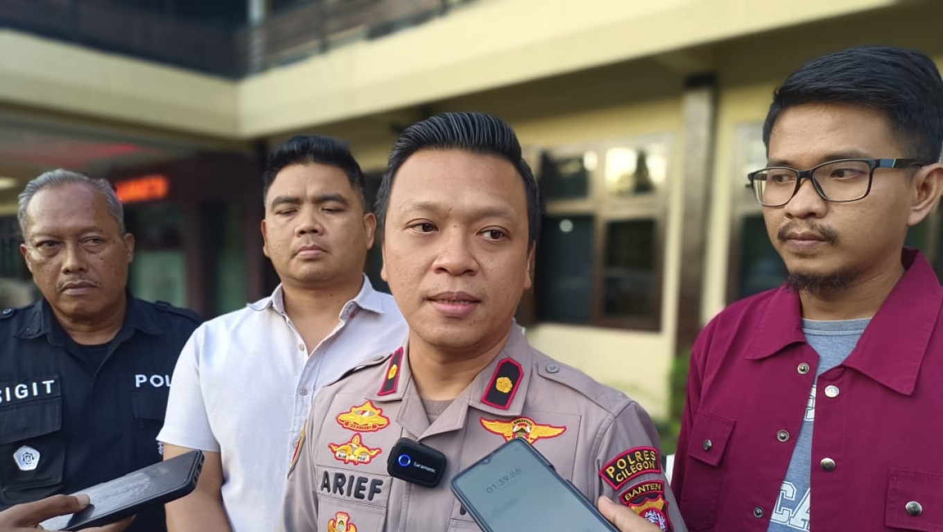 Wakapolres Cilegon Kompol Arief Nazaruddin Yusuf didampingi Kasat Narkoba AKP Suryanto dan Manajer KING's Erwin saat memberikan keterangan kepada wartawan. (Foto: BabeBanten)