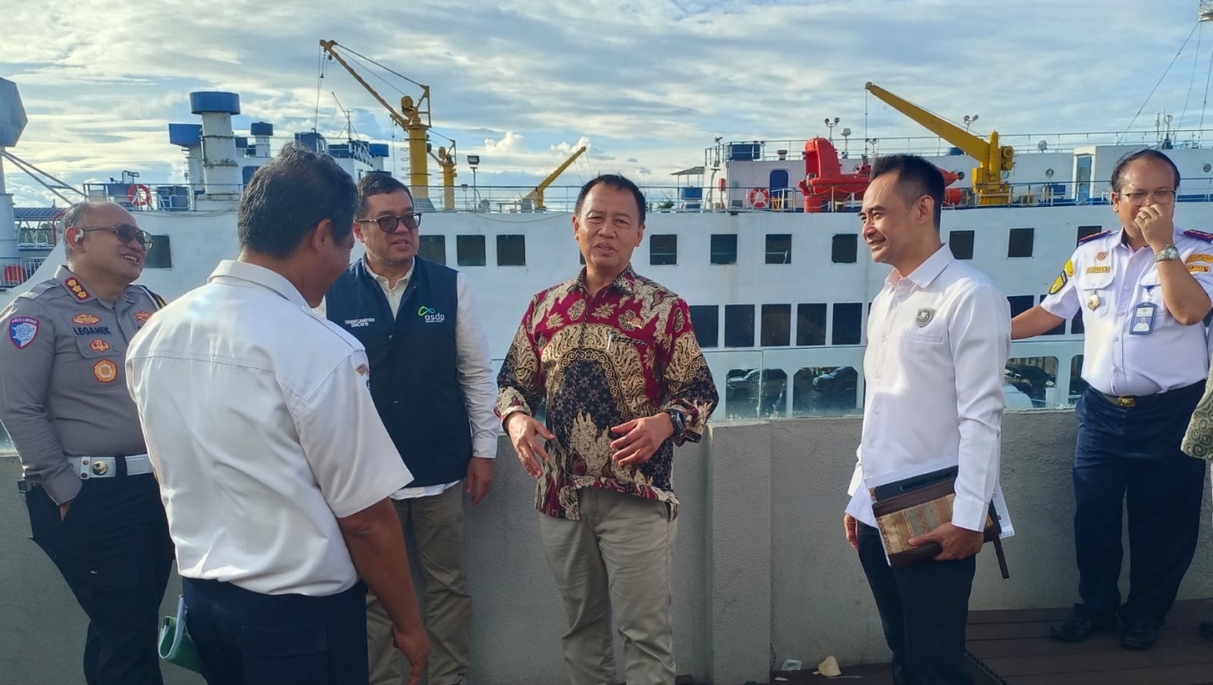 Dirjen Perhubungan Darat Kementerian Perhubungan, Aan Suhanan, saat meninjau Pelabuhan Merak. (Foto: BabeBanten)
