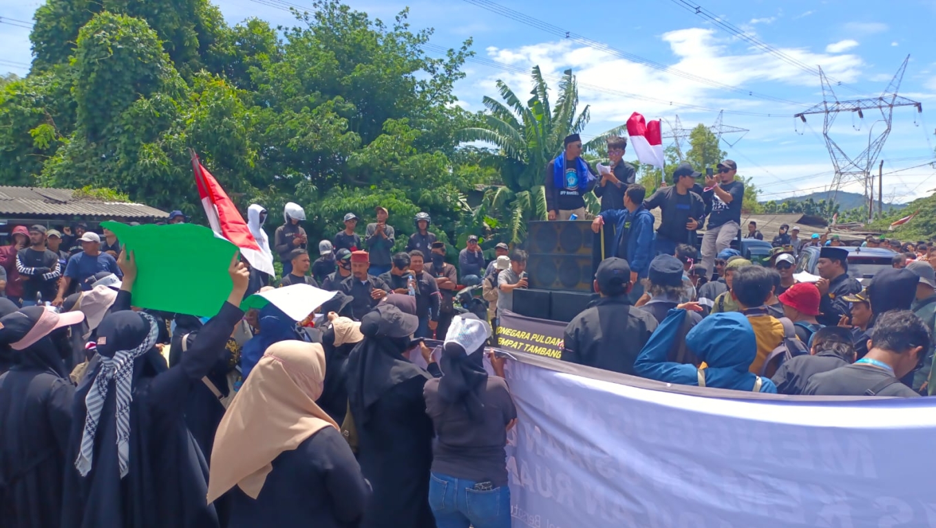 Suasana aksi massa yang memblokir akses Cilegon Timur. (Foto: BabeBanten)