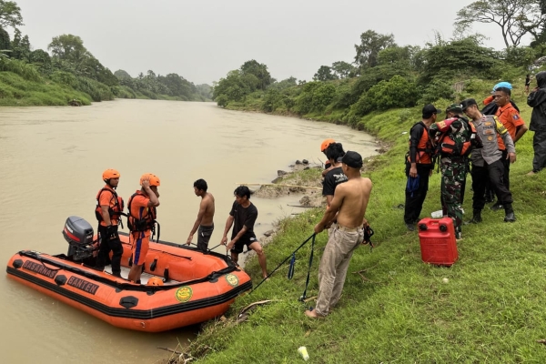 Seorang Anak Hanyut di Sungai Ciujung Kibin Serang, Tim SAR Lakukan Pencarian