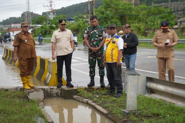 Tinjau Lokasi Banjir di Ciwandan, Walikota Cilegon Robinsar Ungkap Penyebabnya