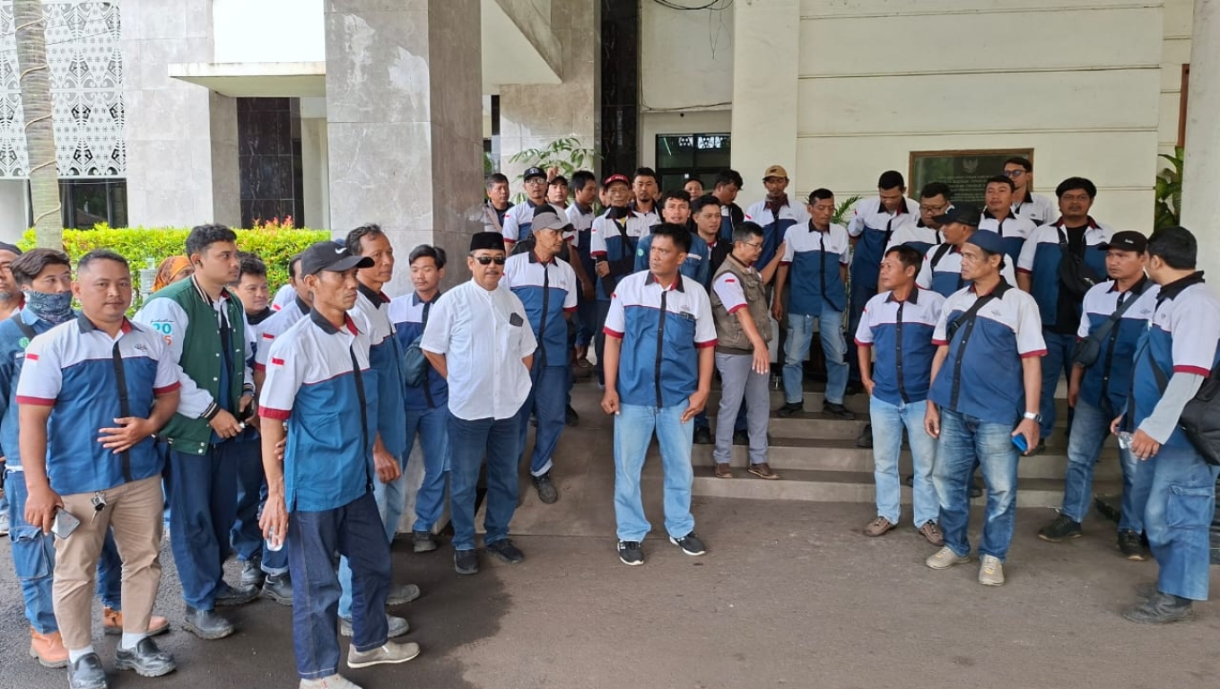 Serikat Buruh Krakatau Steel mendatangi Kantor Walilota Cilegon. (Foto: Babe Banten)