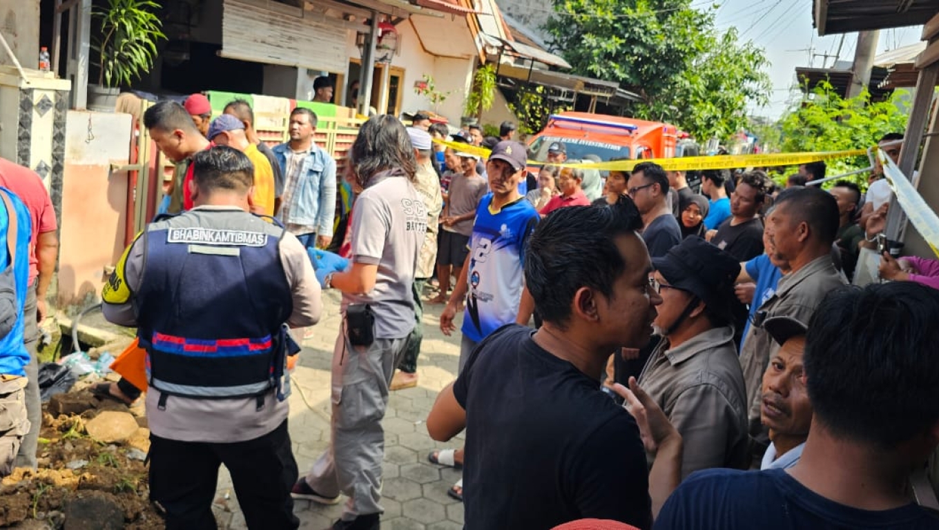 Polisi dan warga saat mendatangi lokasi ditemukannya bocah yang meninggal dunia di sekolan. (Foto: Istimewa)