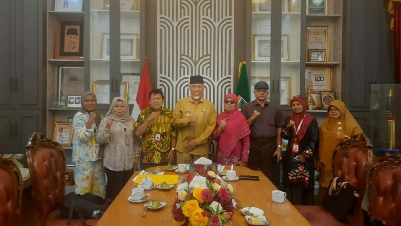 Tim periset Badan Riset dan Inovasi Nasional saat melakukan audiensi dengan Gubernur Sumatera Barat Mahyeldi Ansharullah di Istana Gubernur Sumatera Barat. (Dok. Istimewa)