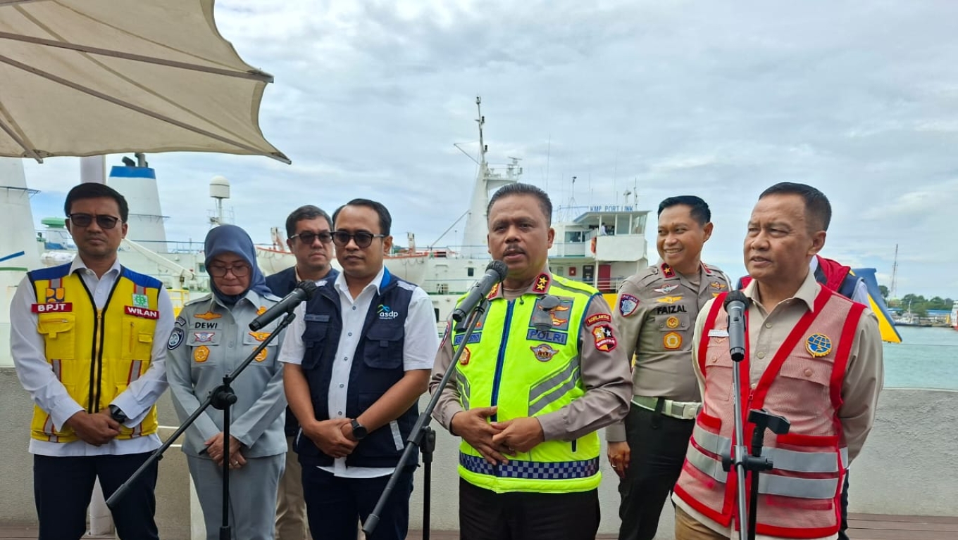 Kakorlantas Polri Irjen Pol Agus Suryonugroho bersama Dirjen Perhubungan Darat Kemenhub, Aan Suhanan saat memberikan kepada wartawan di Pelabuhan Merak. (Foto: BabeBanten)
