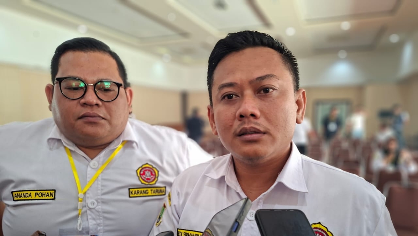 Ketua Karang Taruna Cilegon, Edi Firmansyah saat diwawancara oleh wartawan. (Foto: Babe Banten)