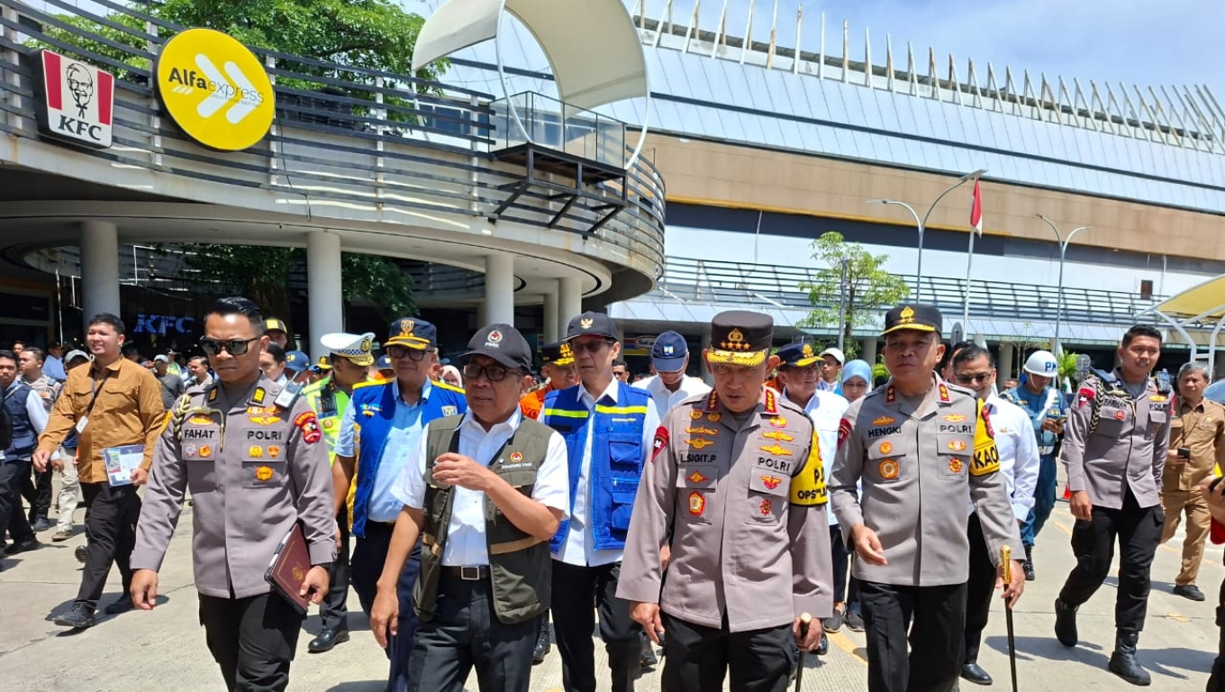 Para pejabat negara saat tinjau Pelabuhan Merak. (Foto: Babe Banten)