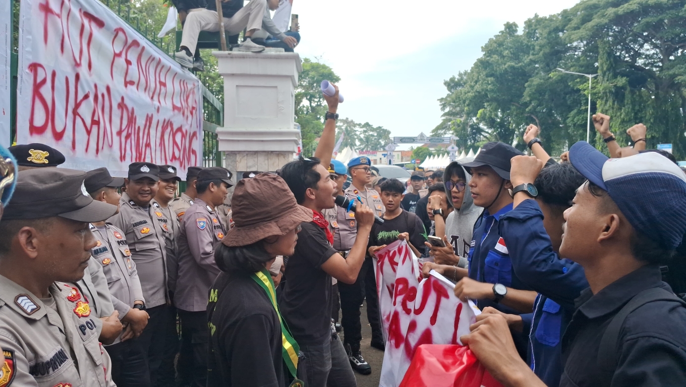 Aksi unjuk rasa sejumlah mahasiswa di depan Gedung Sekretariat Daerah (Setda) Kabupaten Lebak. (Foto: BabeBanten) 