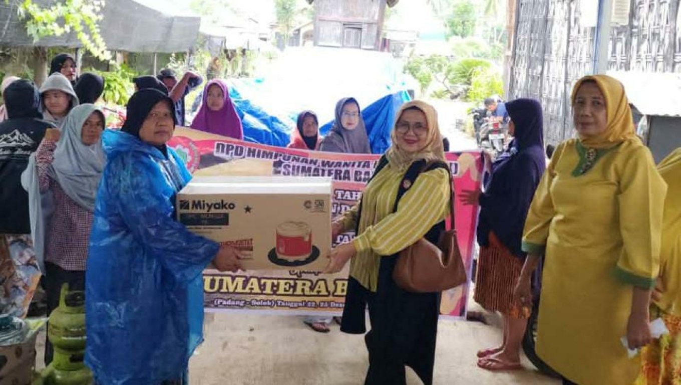 Himpunan Wanita Karya Provinsi Sumatera Barat saat menyalurkan amanah donasi untuk warga terdampak bencana banjir di Sumbar. (Dok. Istimewa)