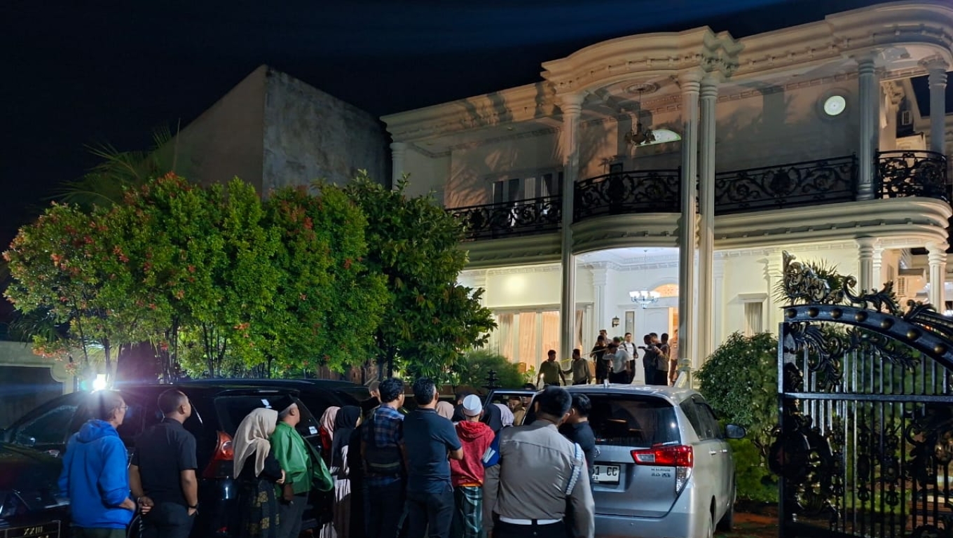 Suasana korban dugaan pembunuhan di Komplek BBS III, Kelurahan Ciwaduk, Kota Cilegon. (Foto: Babe Banten)