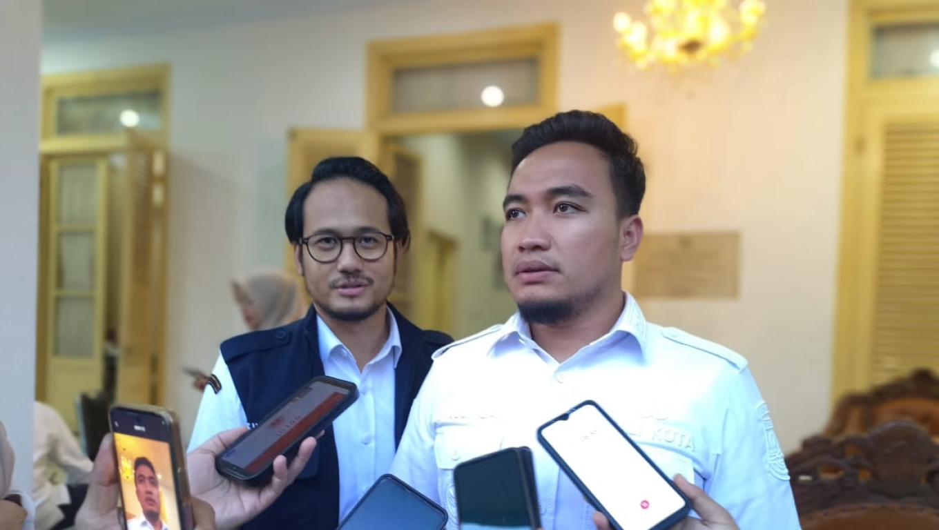 Walikota Cilegon Robinsar saat memberikan keterangan kepada wartawan.(Foto: BabeBanten)