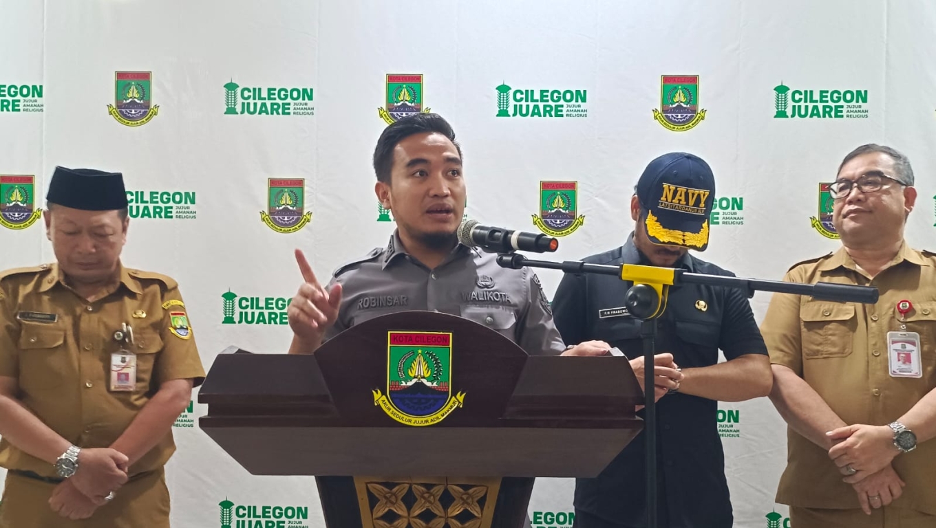Walikota Robinsar didampingi Wakil Walikota Fajar dan sejumlah pejabat menjelaskan soal pencopotan Maman Maulidin sebagai Sekda Cilegon. (Foto: BabeBanten)