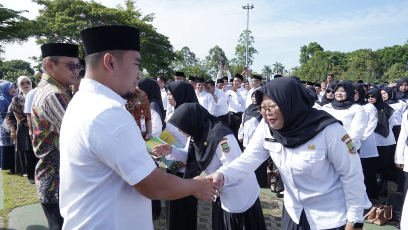 Walikota Cilegon Robinsar memberikan ucapan selamat kepada PPPK yang baru dilantik. (Foto: Istimewa)