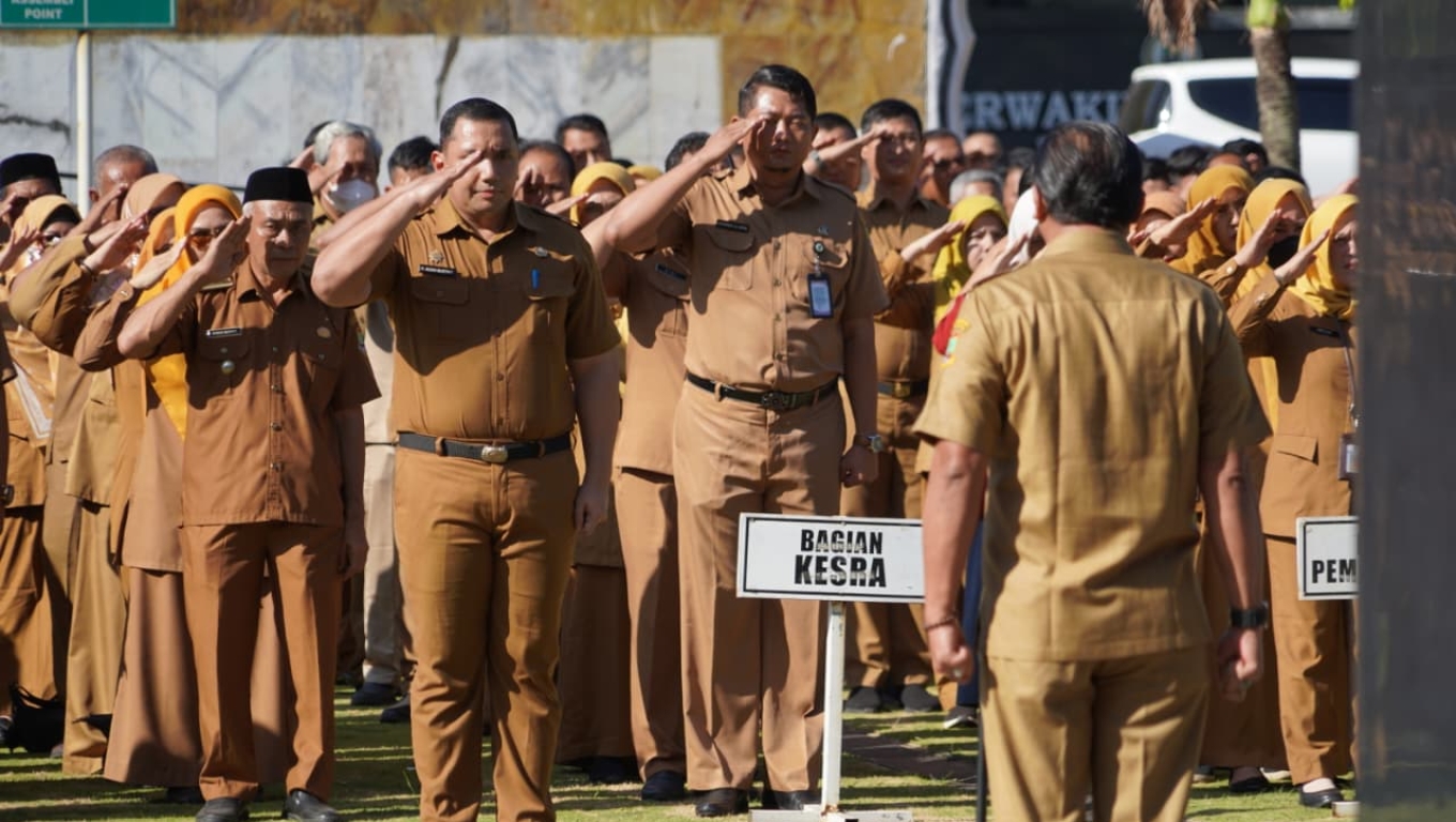 Plt Asisten Daerah I Kota Cilegon Bambang Hario Bintan menyampaikan arahan saat apel pagi bersama. (Foto: Istimewa)